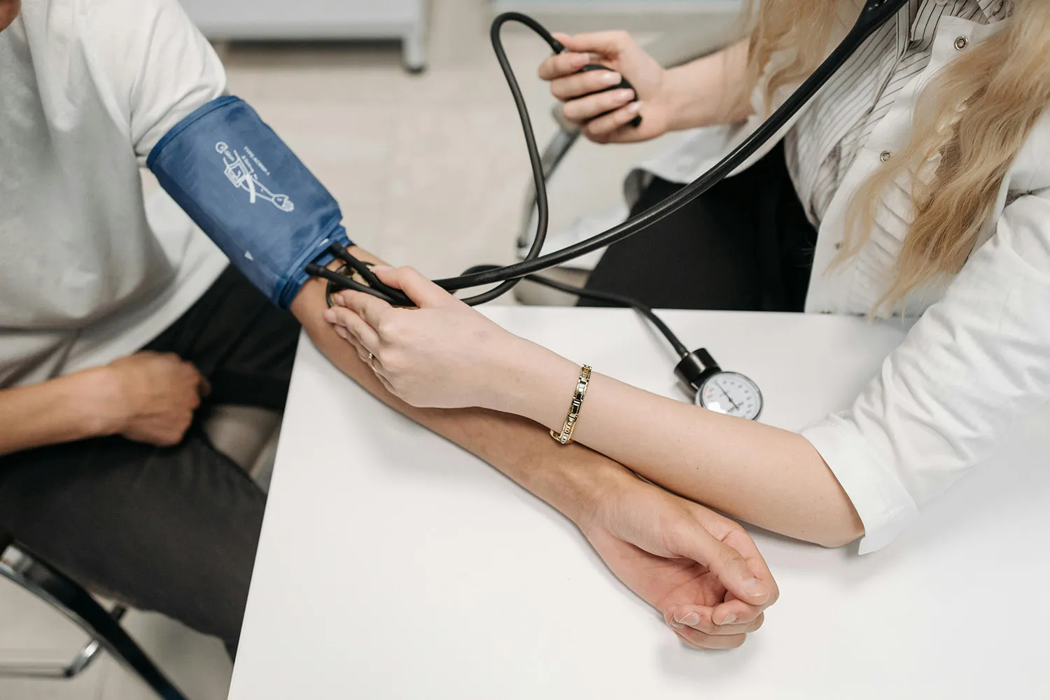 ¿Vapear causa presión arterial alta? Riesgos respaldados por la ciencia